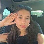 Étudiante en Erasmus à Chypre, j’ai la chance de pouvoir parler l’anglais. En télétravail, pour les collégiens ou lycéens.